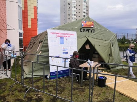 Вход в палатку для голосования Памир-30